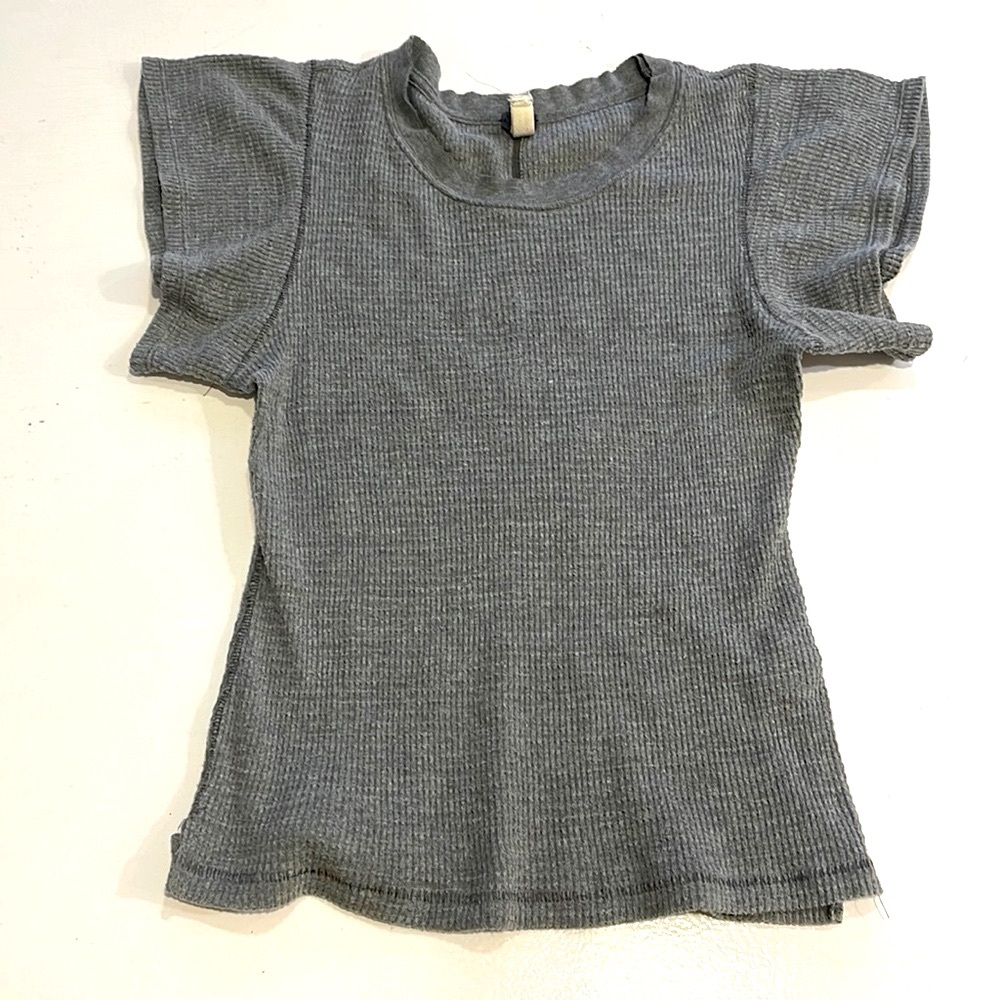 FREE PEOPLE GRAY WAFFLE SHORT SLEEVE TOP